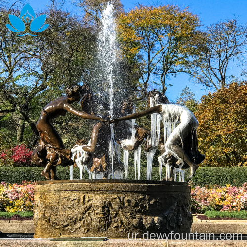 کانسی کے قدیم فرشتہ فاؤنٹین مجسمے کے ہاتھ سے نقش و نگار